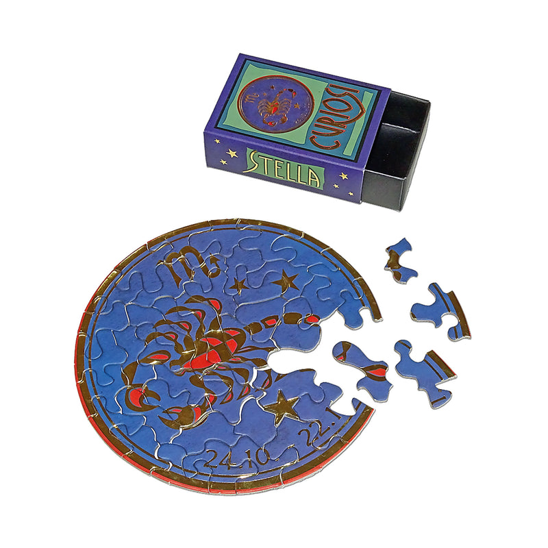 CURIOSI | Sternzeichen Puzzle mit Skorpion-Motiv, eleganten Golddetails und dem passenden Datum, daneben Produktverpackung